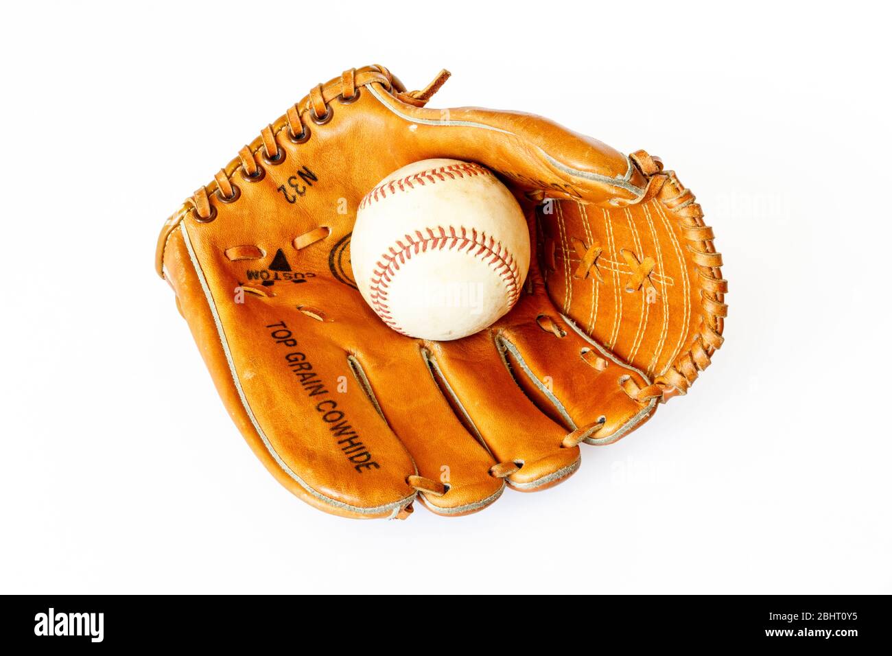Baseballcatcher's Fäustling und Ball isoliert auf einem weißen Hintergrund Stockfoto
