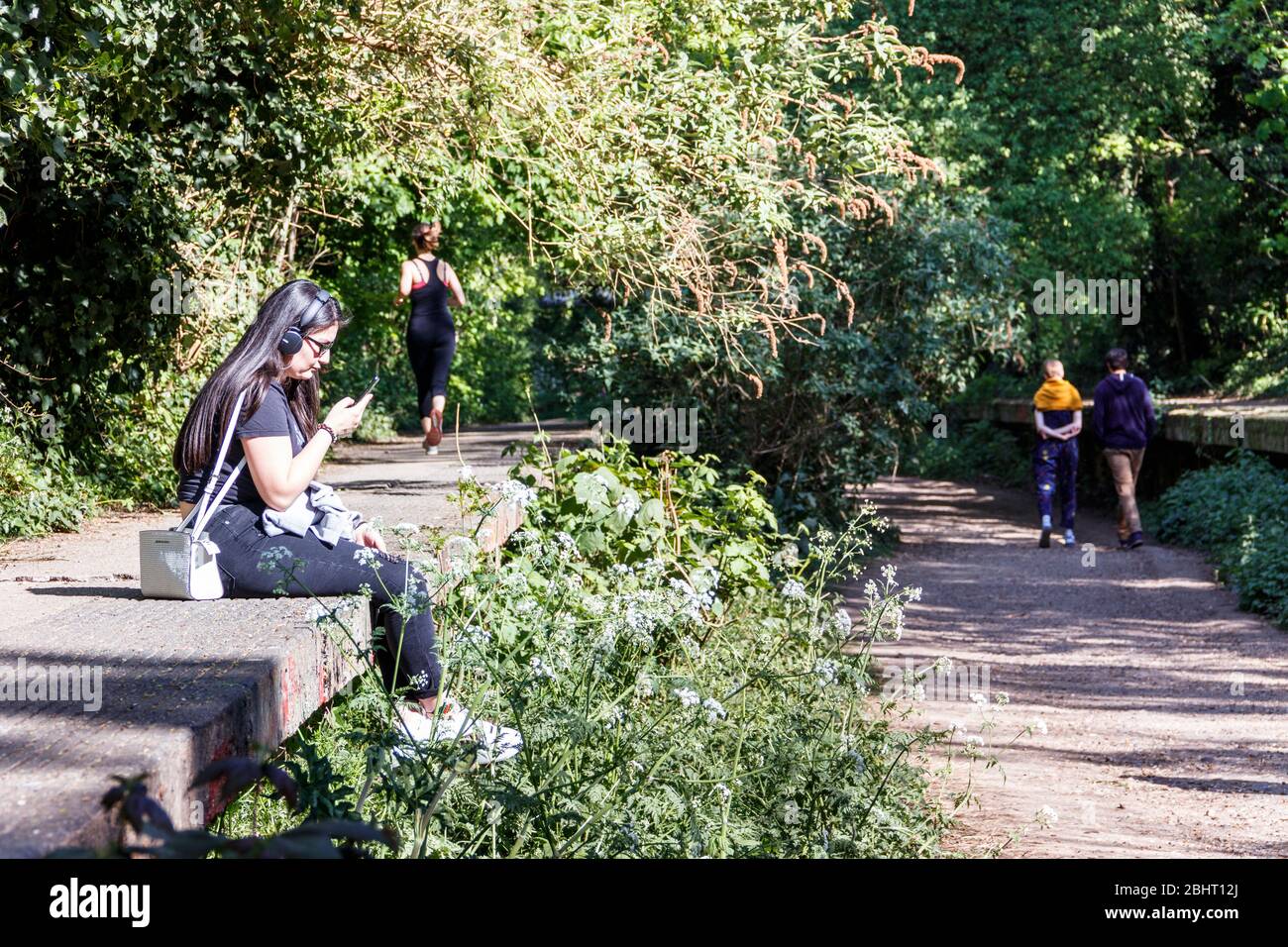 Parkland Walk, eine stillgelegt Eisenbahnlinie, heute ein Naturlehrpfad, der von Joggern, Spaziergängern und Radfahrern genutzt wird, insbesondere in der Coronavirus-Sperre, London, Großbritannien Stockfoto