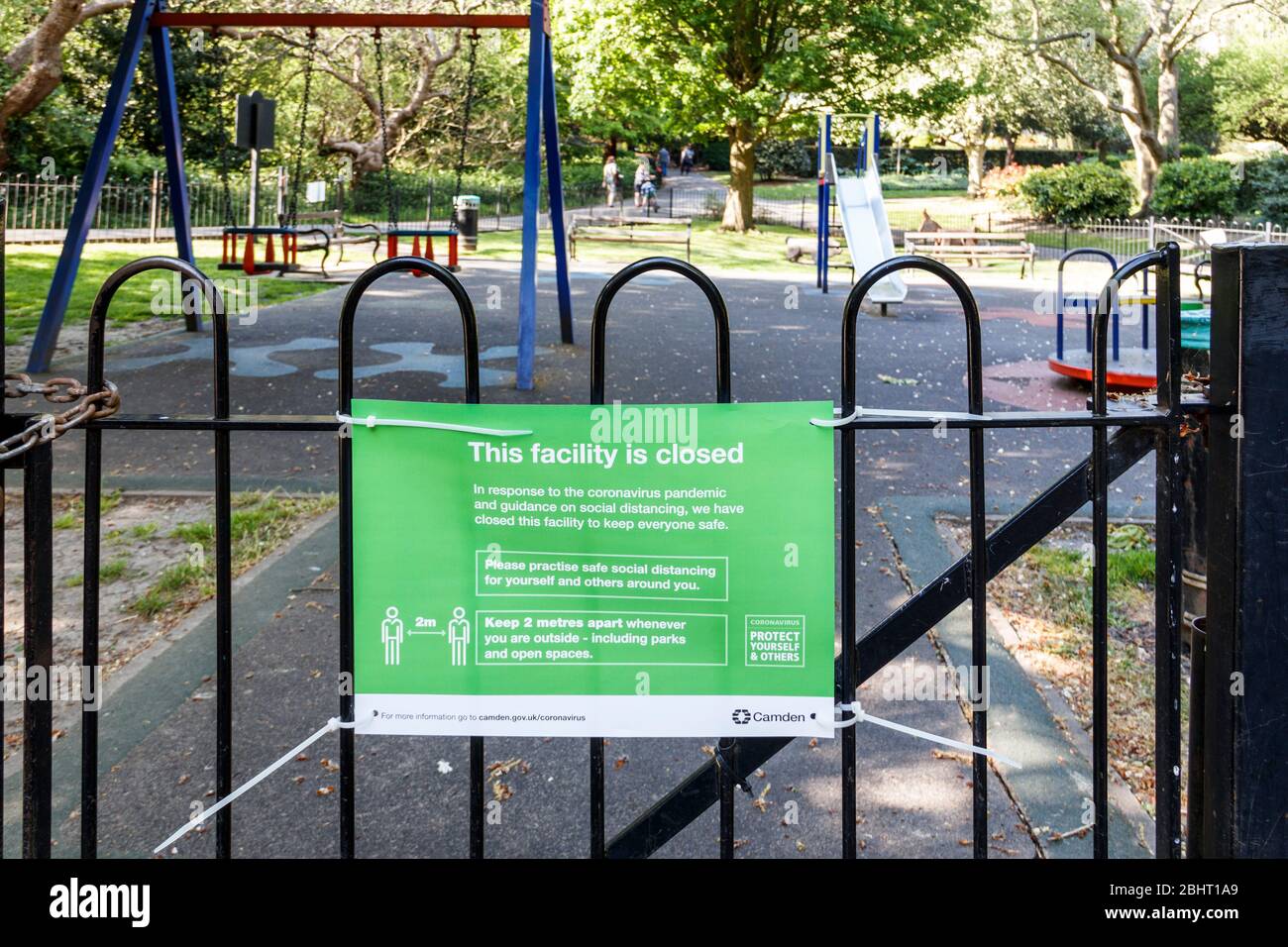 Ein Kinderspielplatz in einem Park, der wegen der Sperrung der Coronavirus-Pandemie geschlossen wurde, London, Großbritannien Stockfoto