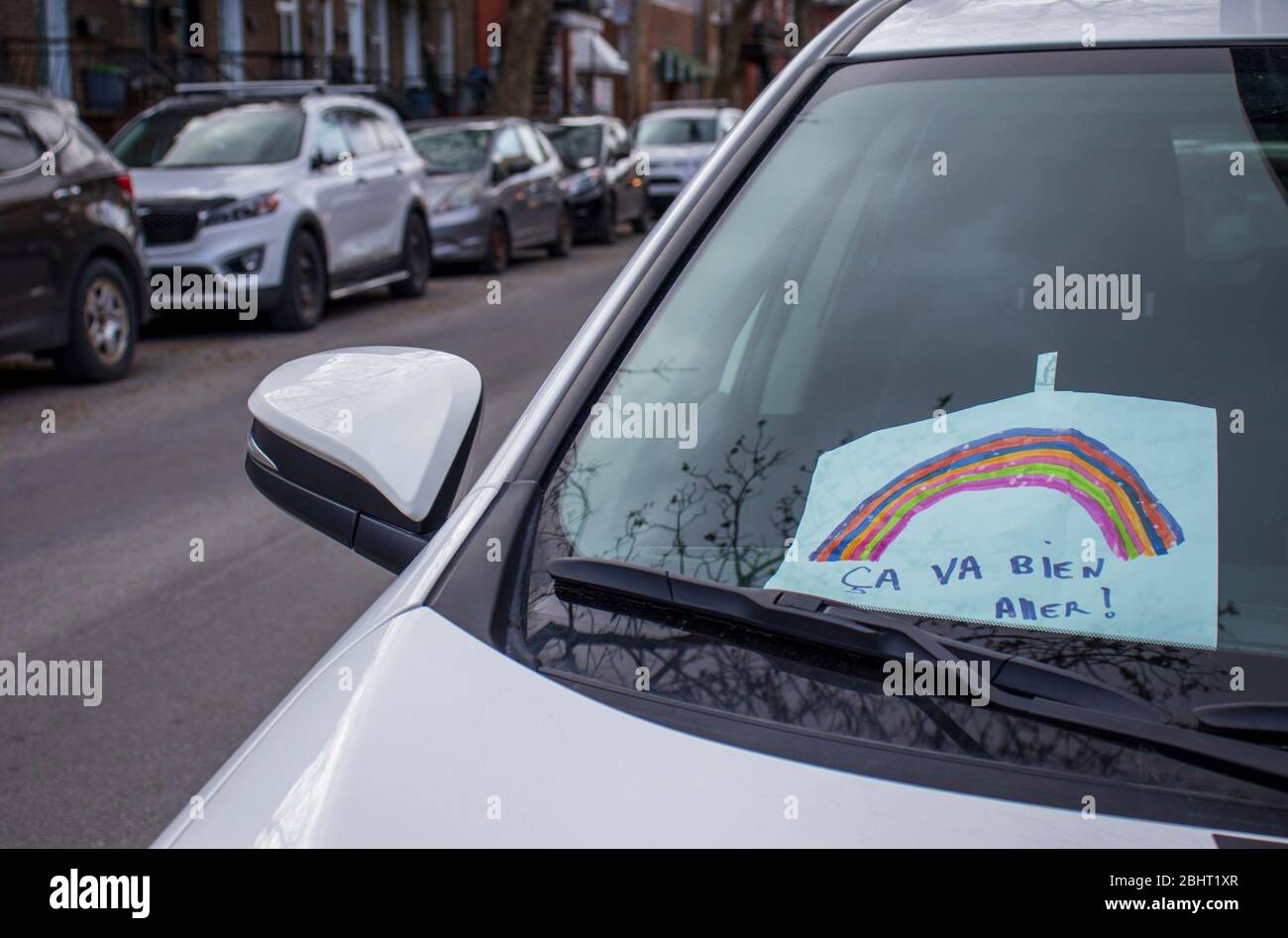 16. April 2020 - Montreal, QC, Kanada: Regenbogen Zeichnung & 'Ça va bien aller' Hoffnung Französische Botschaft auf Autofenster Armaturenbrett, Coronavirus COVID-19 Pandemie Stockfoto