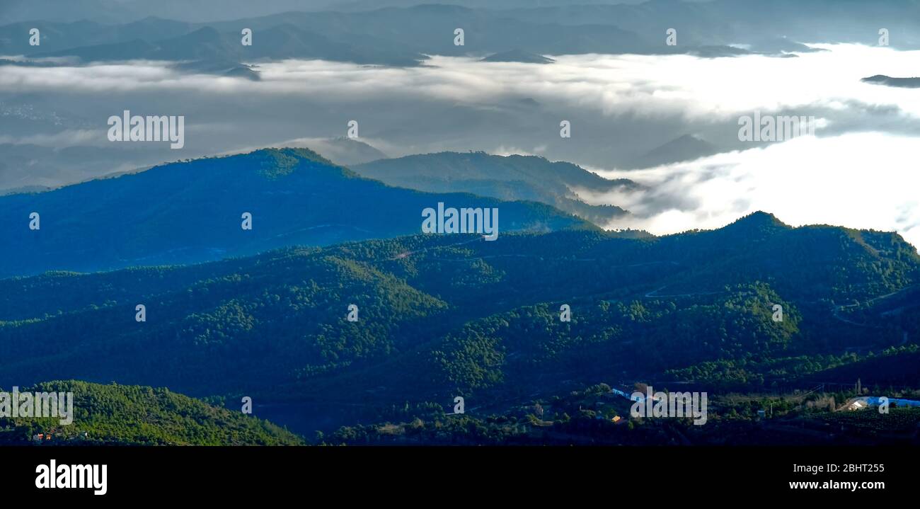 Spanische Berge in den Wolken Stockfoto