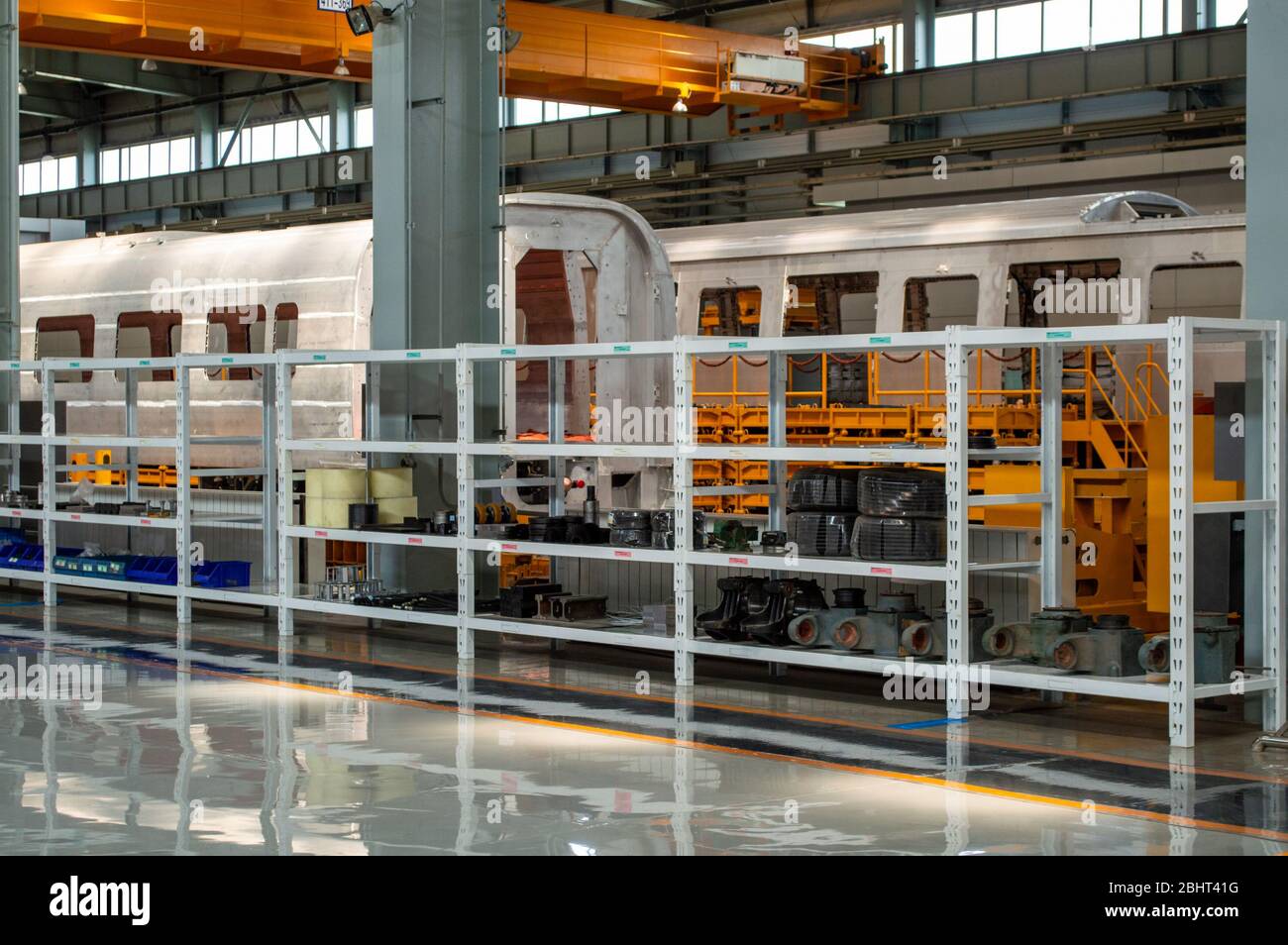 Changchun, Jilin Provinz / China - 11. Juli 2015: Produktionshalle von CRRC Changchun Railway Vehicles Co. Ltd, führender chinesischer Hersteller von High-sp Stockfoto