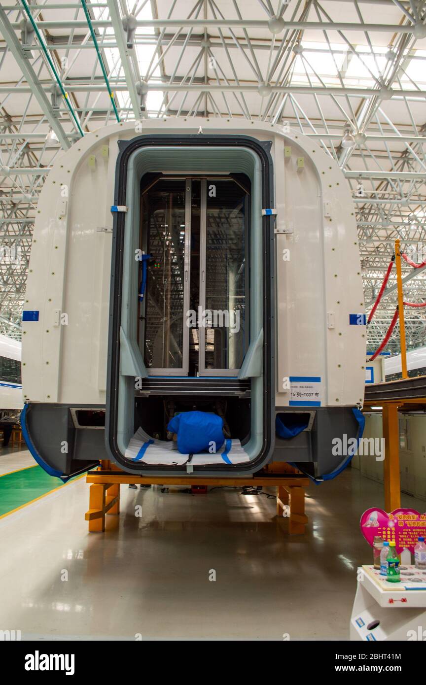 Changchun, Jilin Provinz / China - 11. Juli 2015: Produktionshalle von CRRC Changchun Railway Vehicles Co. Ltd, führender chinesischer Hersteller von High-sp Stockfoto