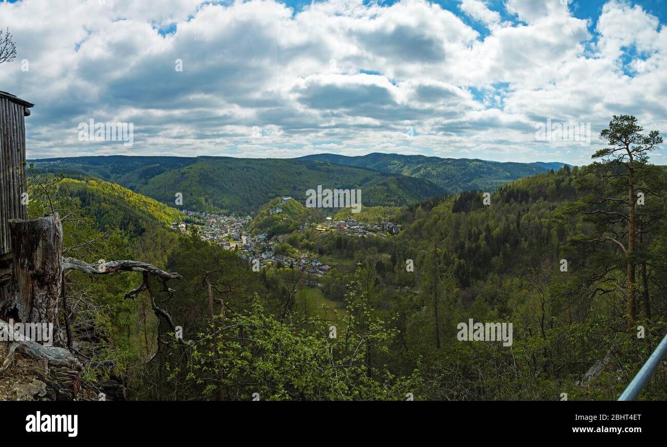 Blick vom Trippstein Aussichtspunkt über Schwarzburg in Thüringen Stockfoto