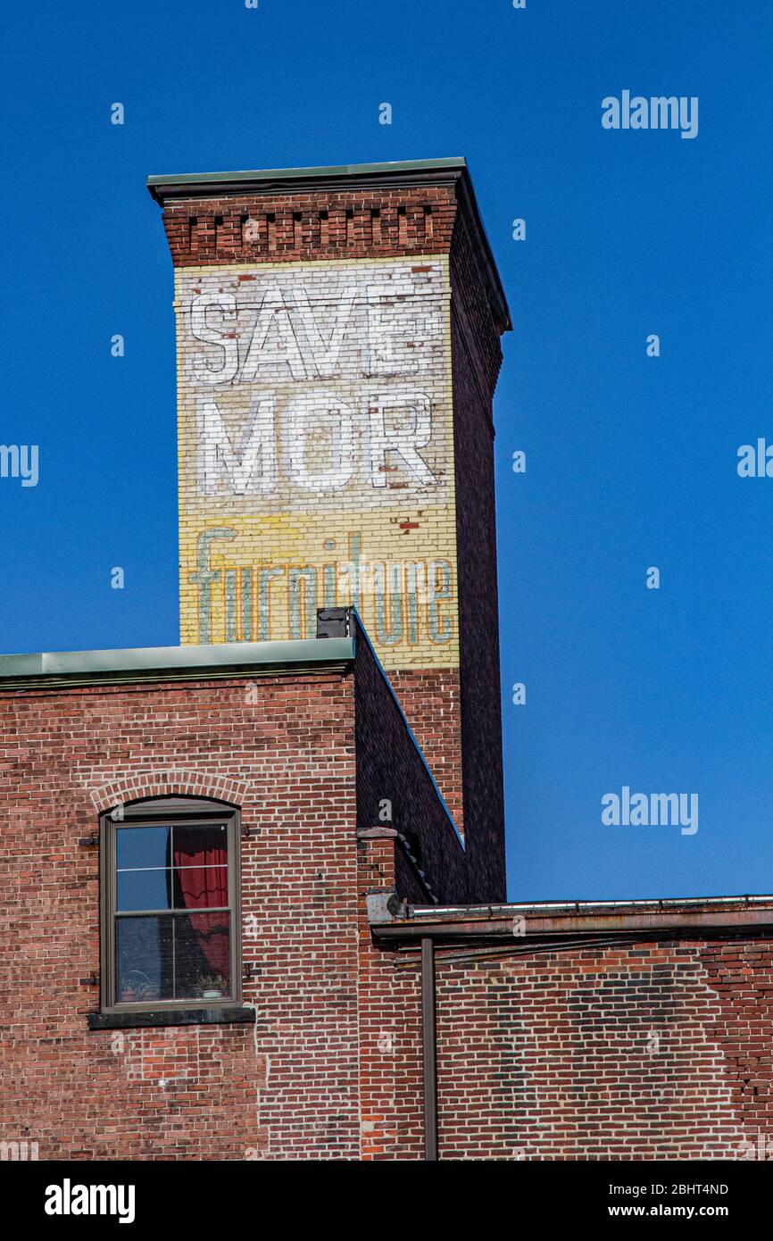 Geisterschilder an einem alten Backsteingebäude in Lowell, Massachusetts Stockfoto