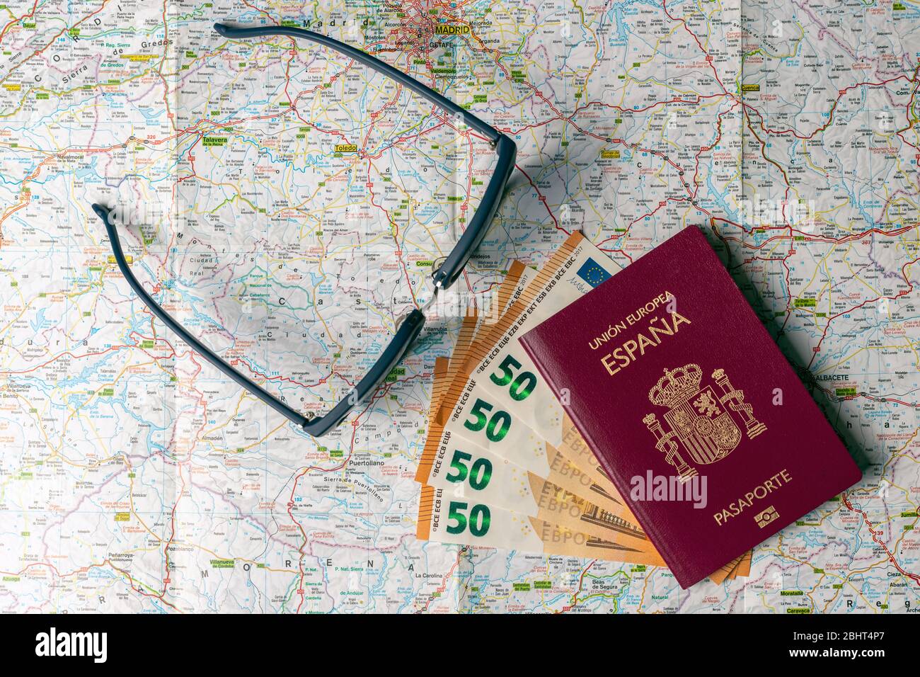 Karte mit Reisepass, Geld und Sonnenbrille. Konzept Planung für eine Reise  nach Spanien. Der Pass ist das Personalausweis der Europäischen Uni  Stockfotografie - Alamy