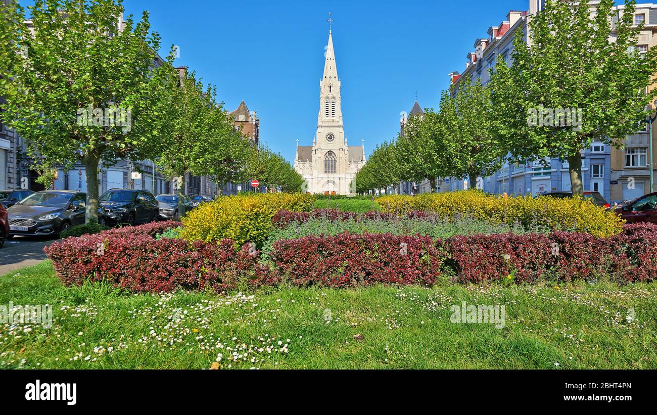 Brüssel, Belgien - 26. April 2020: Louis Bertrand Avenue und seine renovierte Kirche in Schaerbeek ohne Menschen während der Haftzeit. Stockfoto