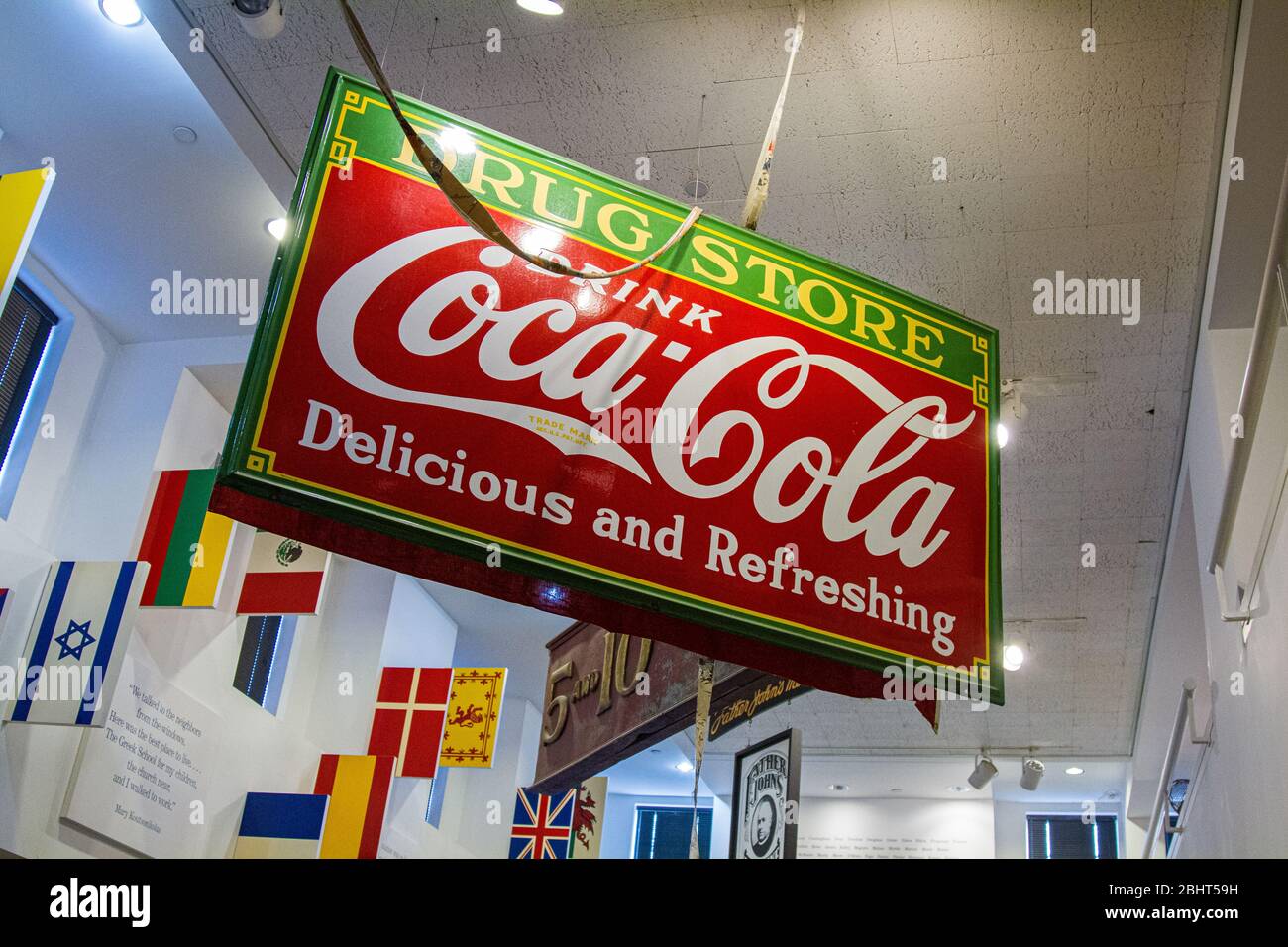 Ein altes Coca-Cola Schild hängt im Museum im Lowell National Park, Lowell, Massachusetts Stockfoto