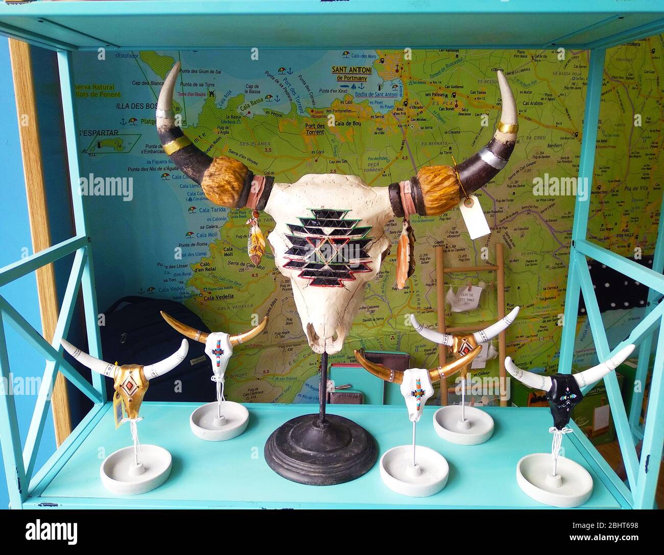 Indischer Ochsenschädel oder Stier, verziert mit ethnischen Halsketten auf Sockeln mit der geografischen Karte Europas im Schaufenster Stockfoto