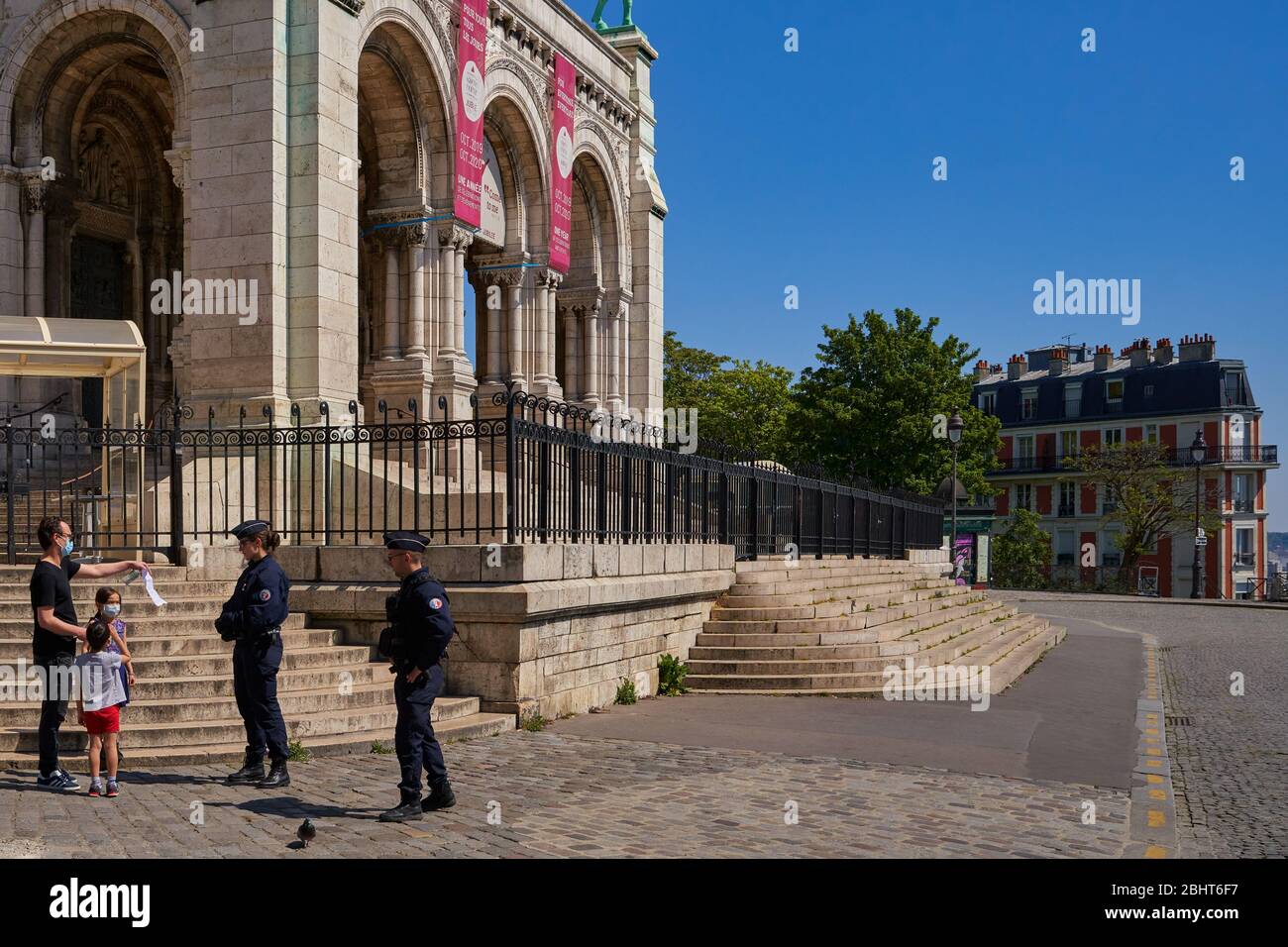 Paris , Frankreich - 26. April 2020 : Polizisten crontroling in Montmartre während der Sperre Coronavirus Covid-19 Quarantäne Stockfoto