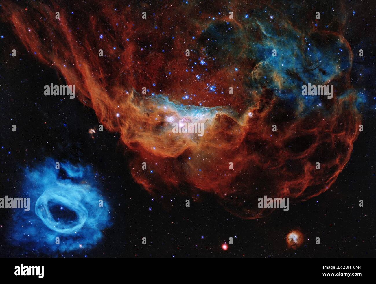 Dieses Hubble-Bild zeigt, wie junge, energische, massive Sterne ihre Geburtsstätte mit starken Winden und sengenden ultravioletten Radiaten beleuchten und Formen Stockfoto