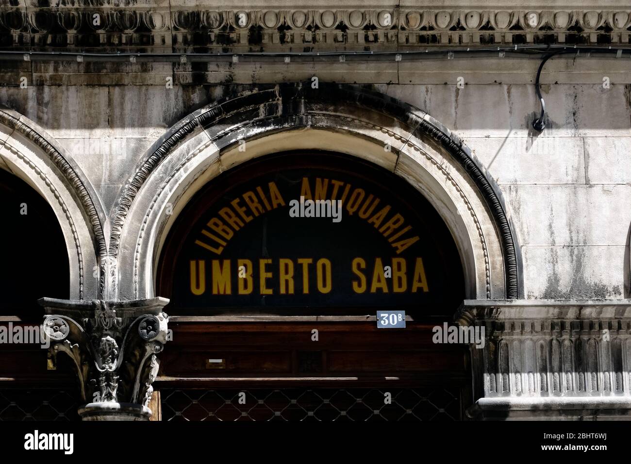 Eingang zum Antiquitätenbuchladen Umberto Saba. Triest, Italien, Europa Stockfoto