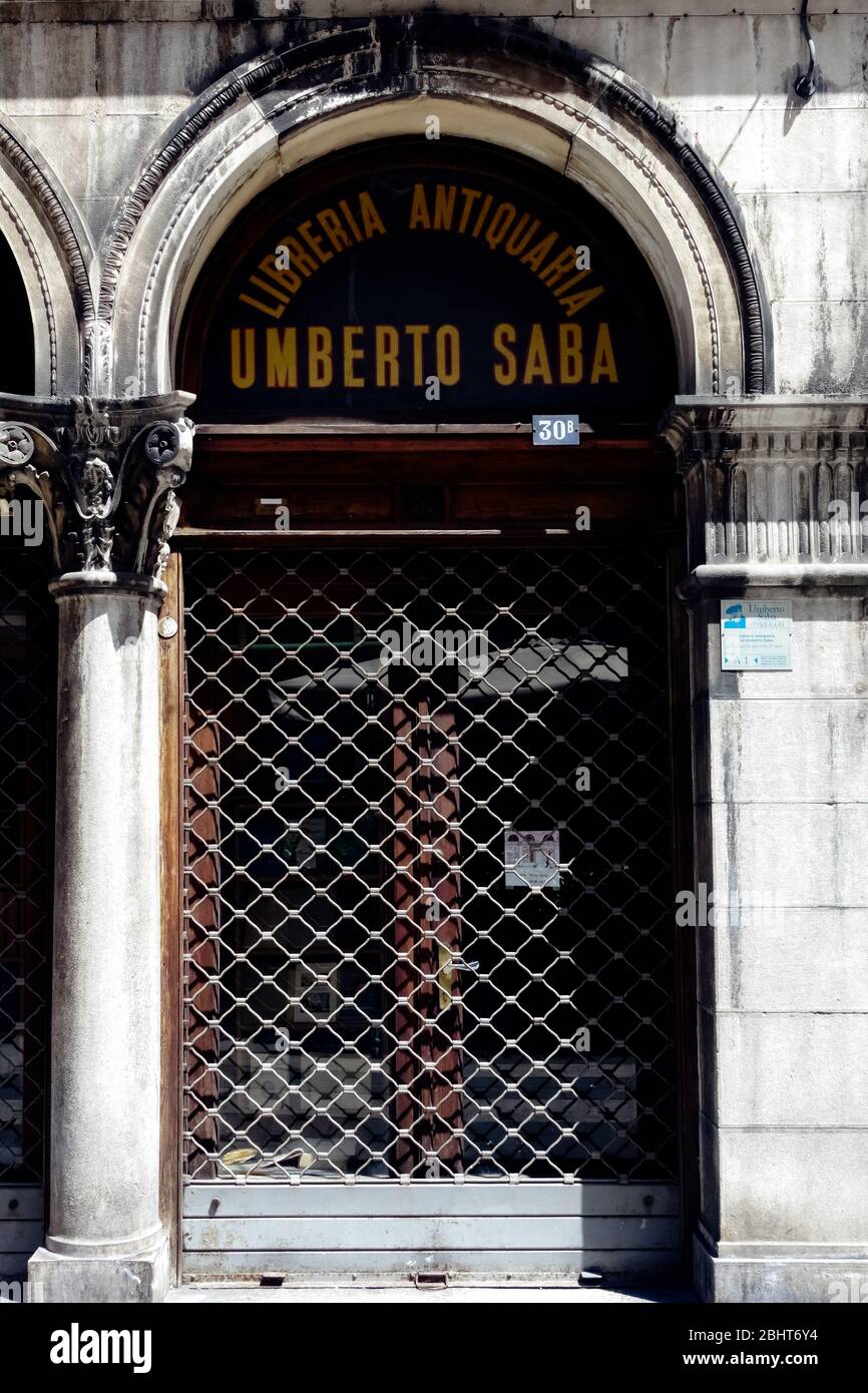 Eingang zum Antiquitätenbuchladen Umberto Saba. Triest, Italien, Europa Stockfoto