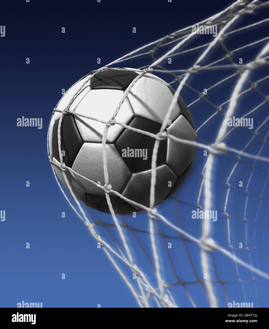 Ziel. Fußball im hinteren Teil des Netzes. Gewinnen, Fußball. Erfolgreich. Schwarz-Weiß-Fußball, Stockfoto