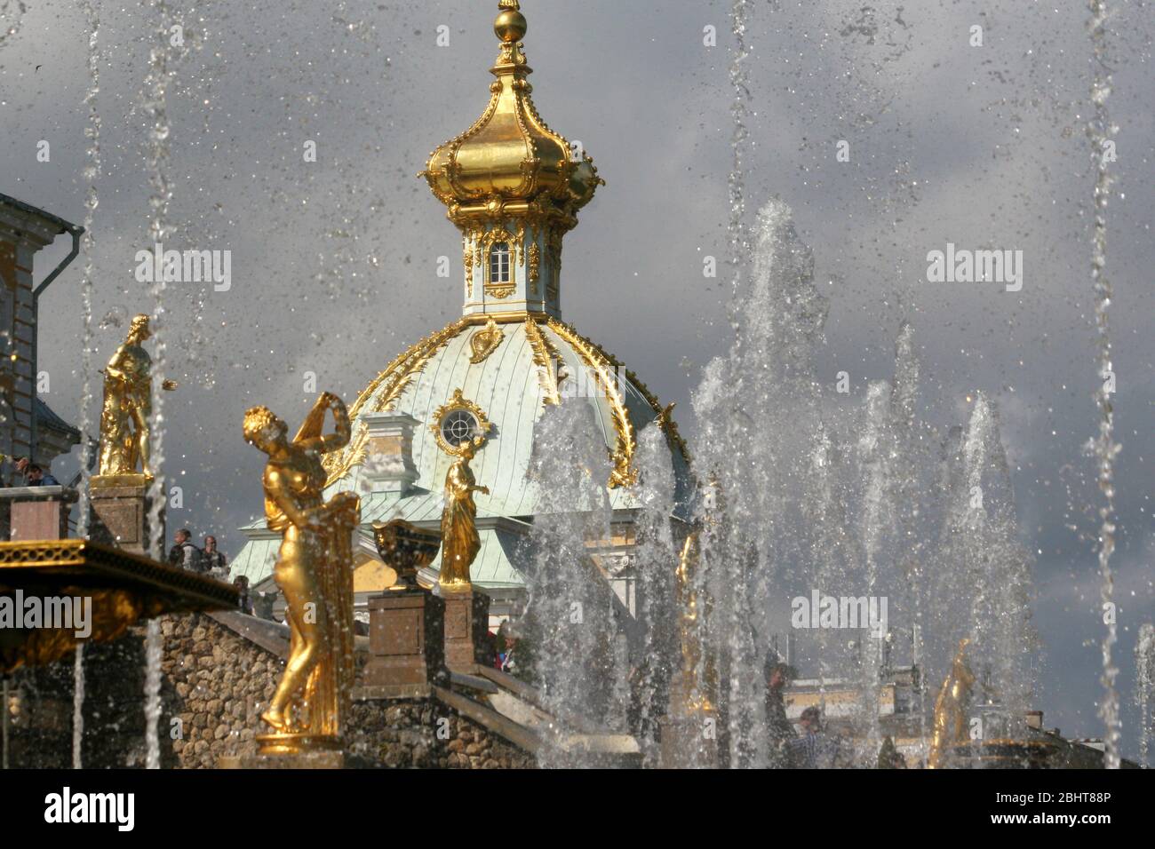 Eine der berühmtesten und beliebtesten Sehenswürdigkeiten von St. Petersburg, der Palast und der Park am Peterhof Stockfoto