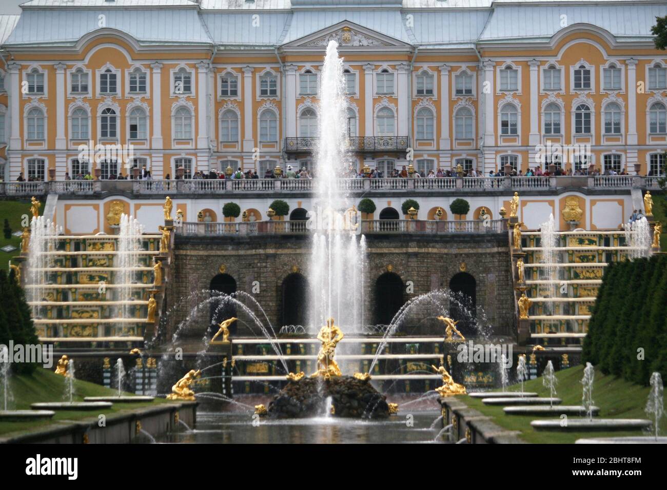 Eine der berühmtesten und beliebtesten Sehenswürdigkeiten von St. Petersburg, der Palast und der Park am Peterhof Stockfoto