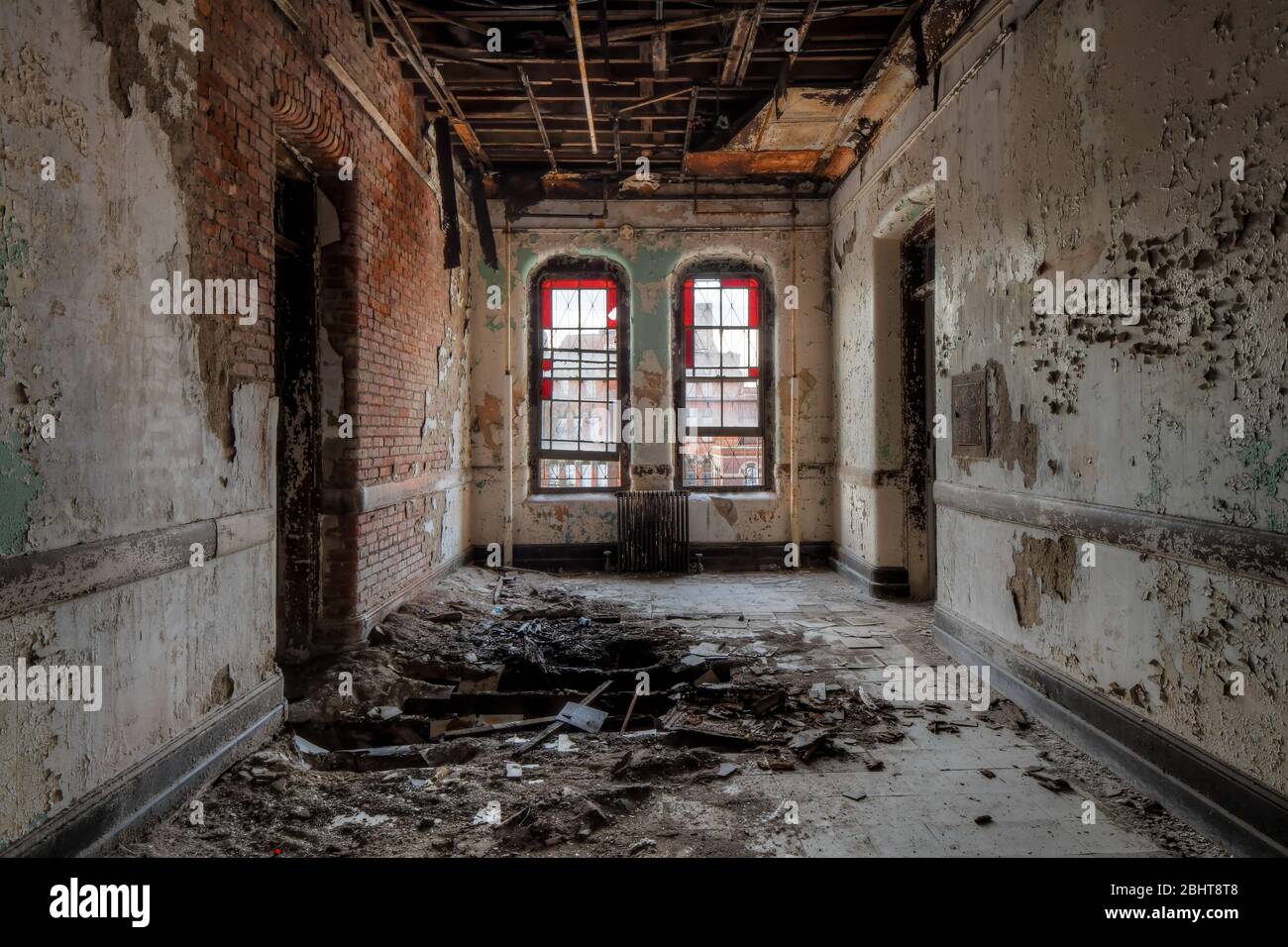 Buntglasfenster im Flur eines historischen verlassenen Krankenhauses Stockfoto