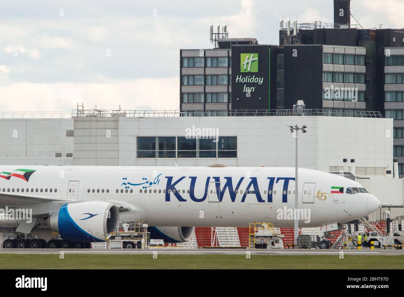 Glasgow, Großbritannien. April 2020. Im Bild: Ein Boeing 777-300 Flugzeug von Kuwait Airways, das gerade am Flughafen Glasgow gegen 11.40 Uhr gelandet ist, heute während der verlängerten Sperrung des Coronavirus (COVID19). Kuwait Airways schließt die zweite Phase der Rückführungsflüge für Kuwait-Staatsangehörige ab, die aufgrund des Coronavirus-Ausbruchs im Ausland gestrandet sind. Glasgow Airport hat derzeit keine Linienflüge von oder nach Kuwait, weshalb dieses Flugzeug in Glasgow gesehen ist sehr interessant. Stockfoto
