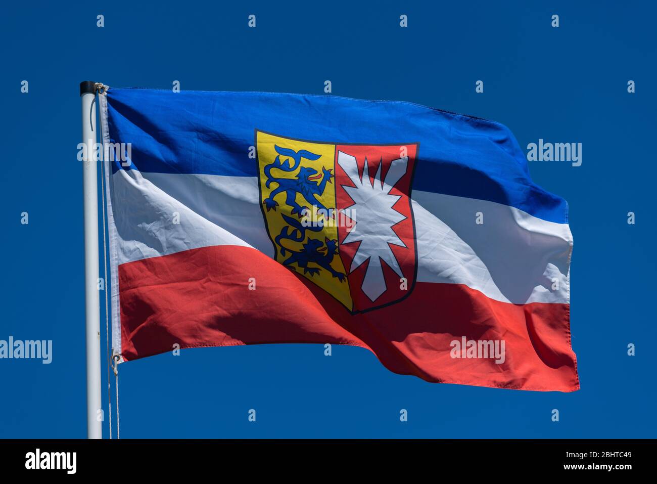 Flagge von Schleswig-Holstein, mit zwei Schleswig-Löwen und dem dreizehngewinkelten Holsteinernesselblatt, Schleswig-Holstein, Norddeutschland, Europeconcep Stockfoto
