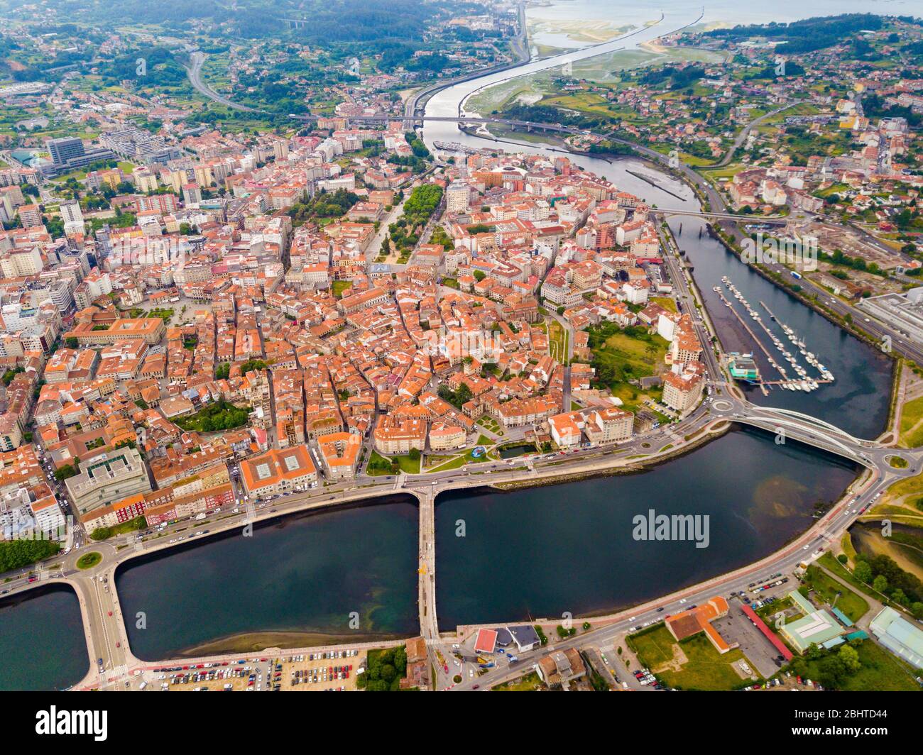 Panoramablick vom Brummen auf der Stadt Pontevedra mit Damm des Flusses Rio Lerez. Galizien. Spanien Stockfoto