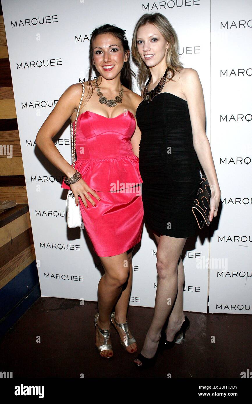 New York, NY, USA. 21 Dezember 2010. Amanda Rose schmiert Liz Zack bei der Feier zum 7. Jahrestag des Nachtclubs Marquee im Marquee. Kredit: Steve Mack/Alamy Stockfoto