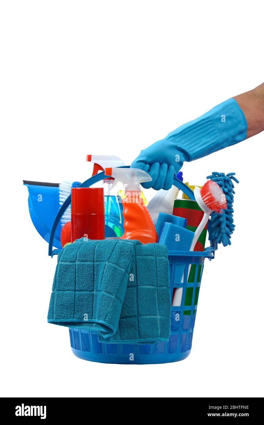 Vertikale Aufnahme einer blauen Hand mit Handschuhen, die einen runden blauen Plastikkorb mit Reinigungsmitteln hält. Weißer Hintergrund. Stockfoto