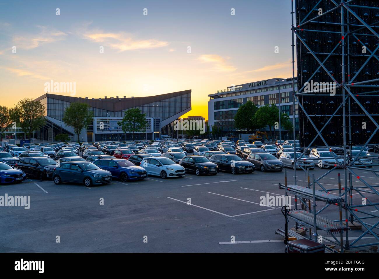 Temporäres Drive-in Kino, auf dem Parkplatz vor der Messe Essen, Grugahalle, große LED-Leinwand, im Stadtteil RŸttenscheid, Effekte der Th Stockfoto