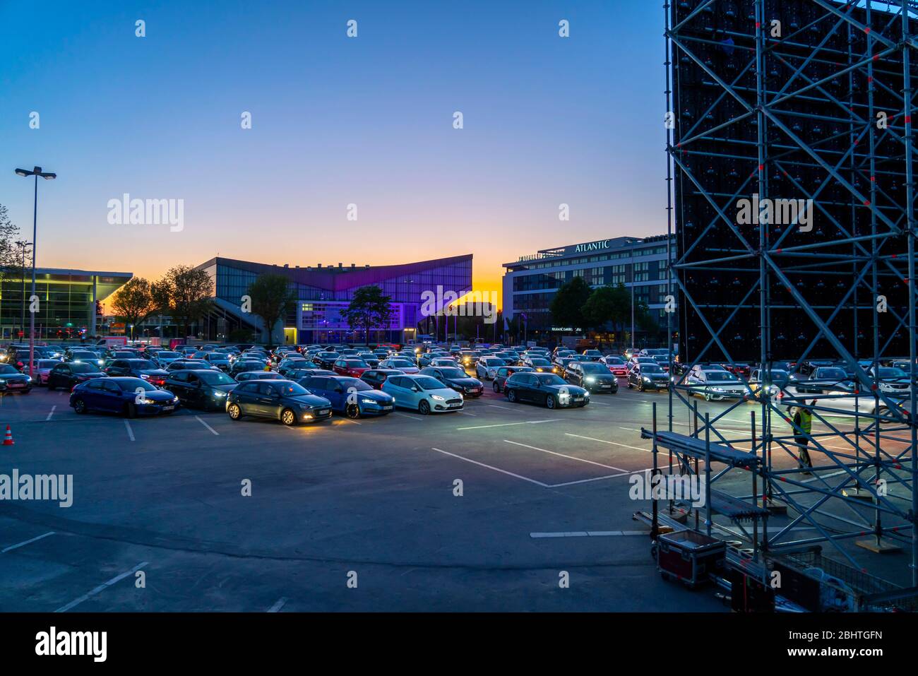 Temporäres Drive-in Kino, auf dem Parkplatz vor der Messe Essen,  Grugahalle, große LED-Leinwand, im Stadtteil RŸttenscheid, Effekte der Th  Stockfotografie - Alamy