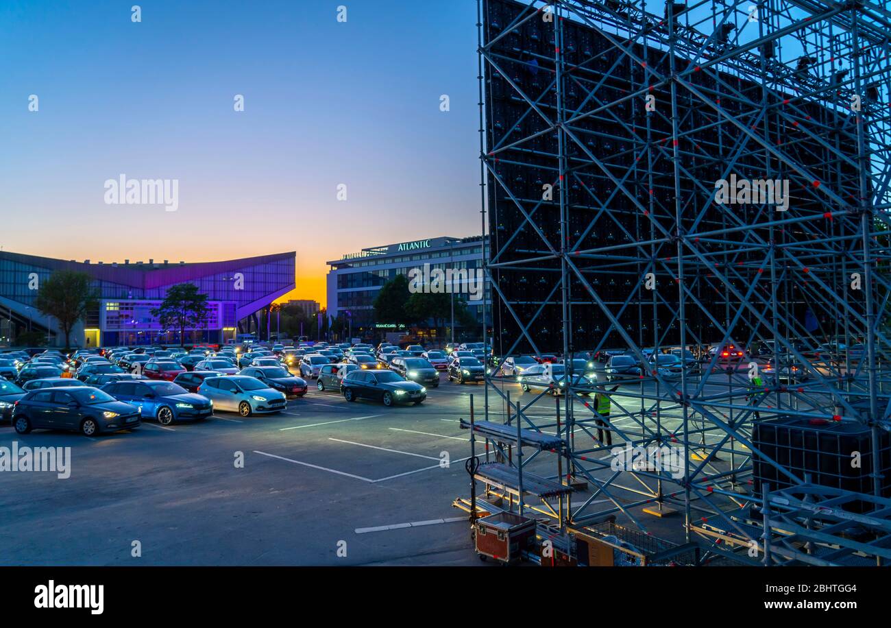 Temporäres Drive-in Kino, auf dem Parkplatz vor der Messe Essen, Grugahalle, große LED-Leinwand, im Stadtteil RŸttenscheid, Effekte der Th Stockfoto