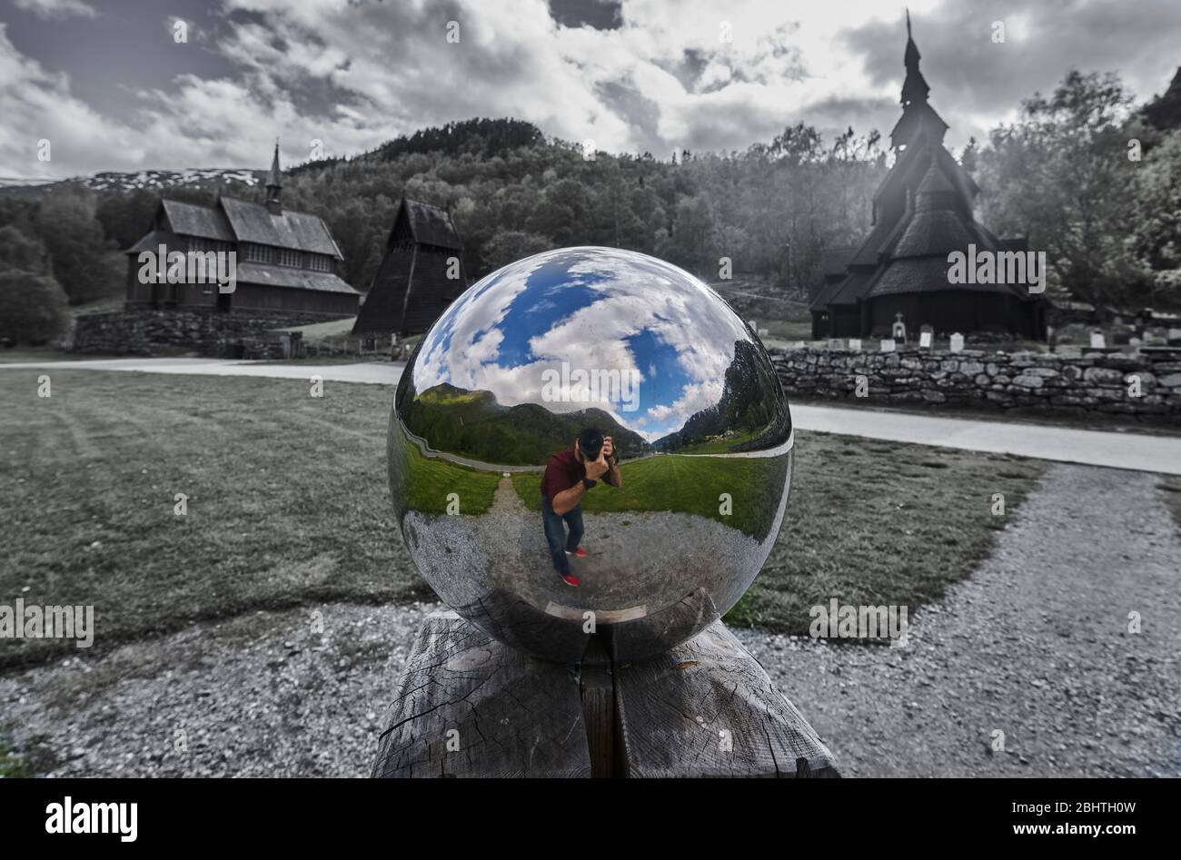 Reflexion in der Metallkugel Stockfoto