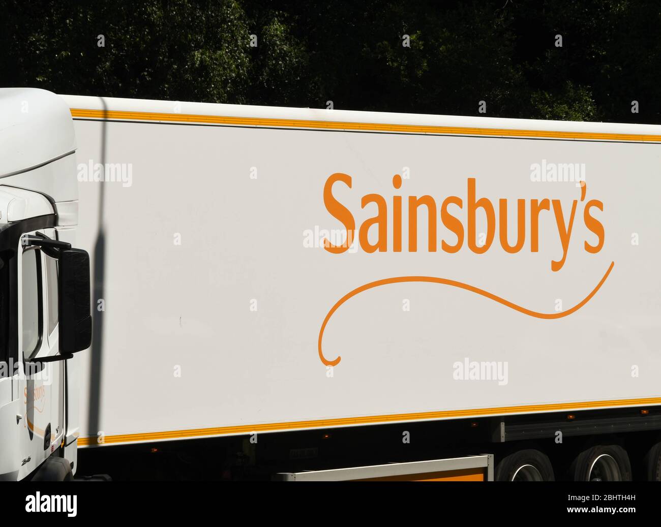 PONTYPRIDD, WALES - JUNI 2018: Branding des Supermarktes Sainsbury's auf der Seite eines Lieferwagens Stockfoto