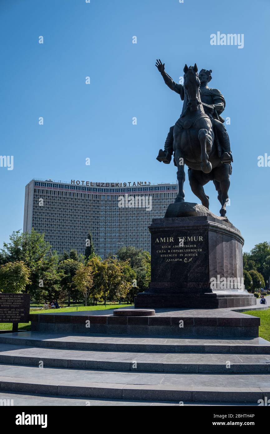 Statue von Amir Temur vor dem Hotel Usbekistan, Taschkent, Usbekistan Stockfoto