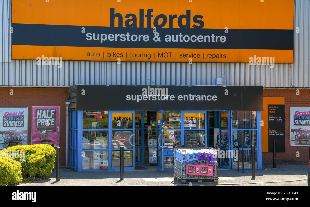 PONTYPRIDD, WALES - JUNI 2018: Großes Schild über dem Eingang zu einem Halfords Superstore in der Nähe des Stadtzentrums von Pontypridd Stockfoto