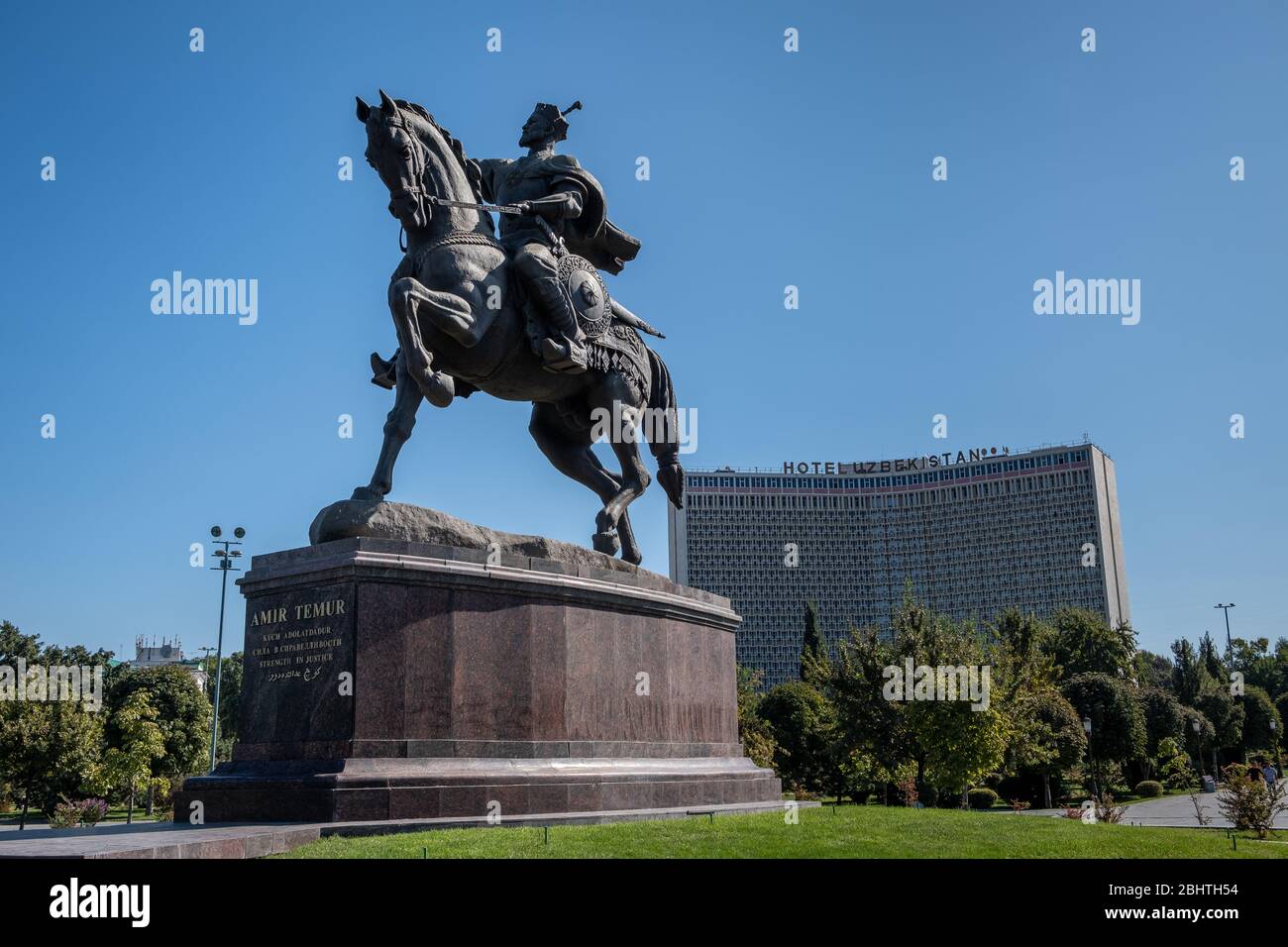 Statue von Amir Temur vor dem Hotel Usbekistan, Taschkent, Usbekistan Stockfoto