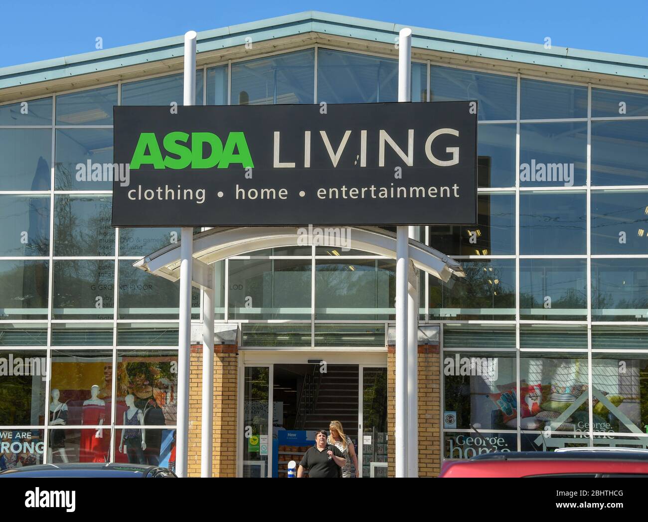 LLANTRISANT, WALES - MAI 2018: Großes Schild über dem Eingang zu einem ASDA Living Store auf einem außerhalb der Stadt gelegenen Einkaufszentrum Stockfoto