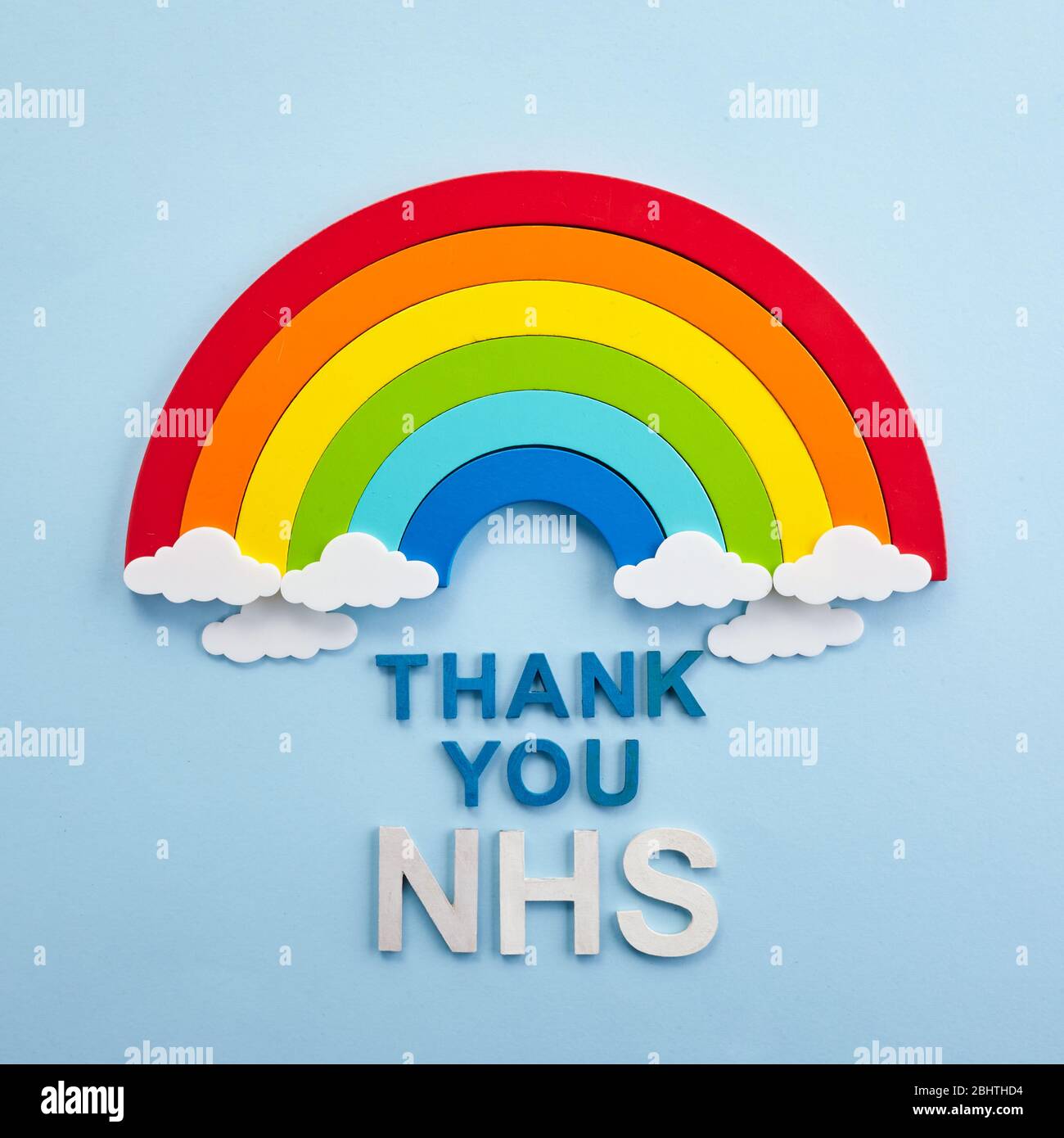 Danke nhs Regenbogen Banner. Regenbogen ob blauer Hintergrund mit Buchstaben Stockfoto