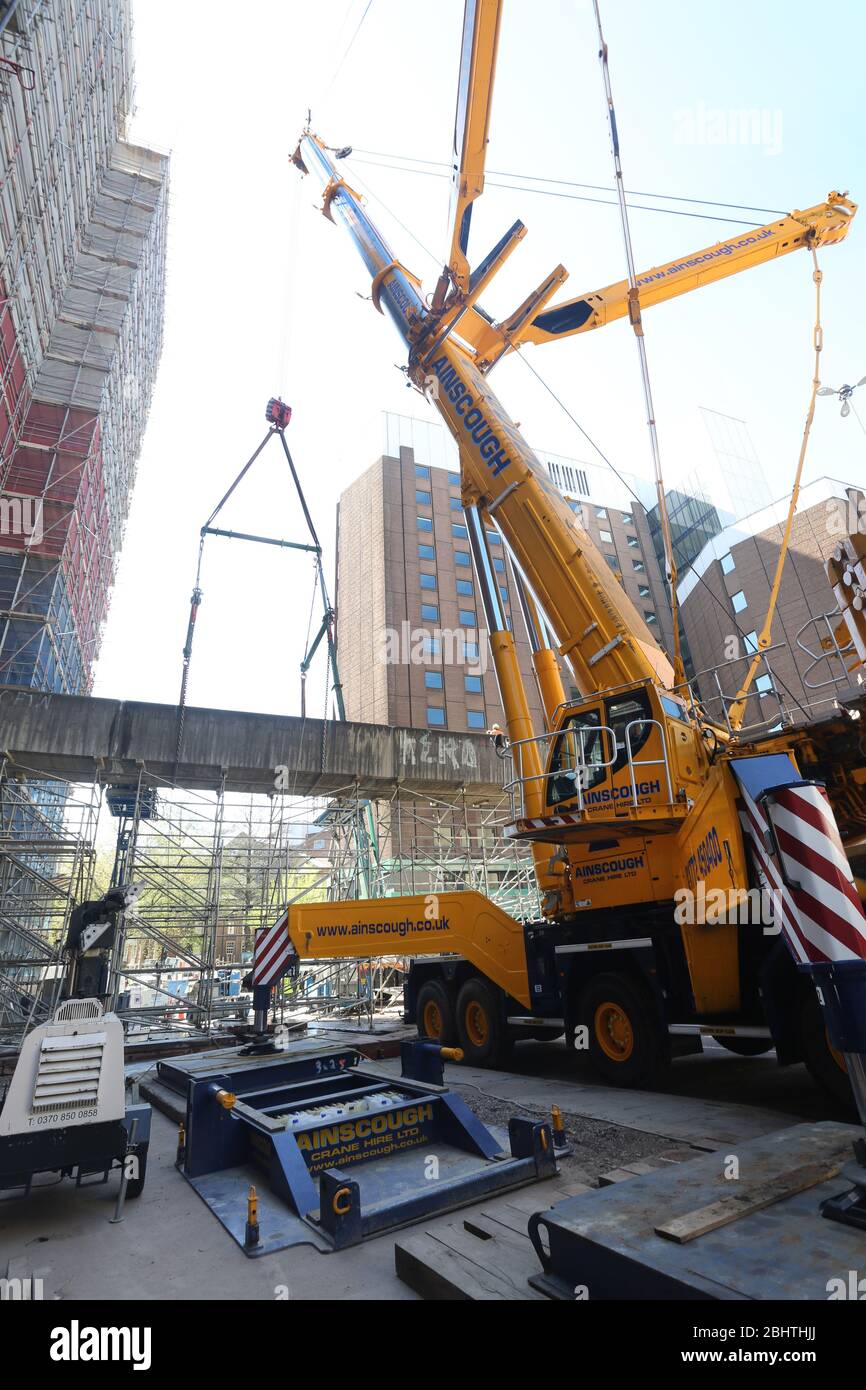 April 2015 - massiver 750 Tonnen Liebhier Ainscough Kran im Zentrum von Bristol hebt eine alte vorgespannte Betonbrücke heraus Stockfoto