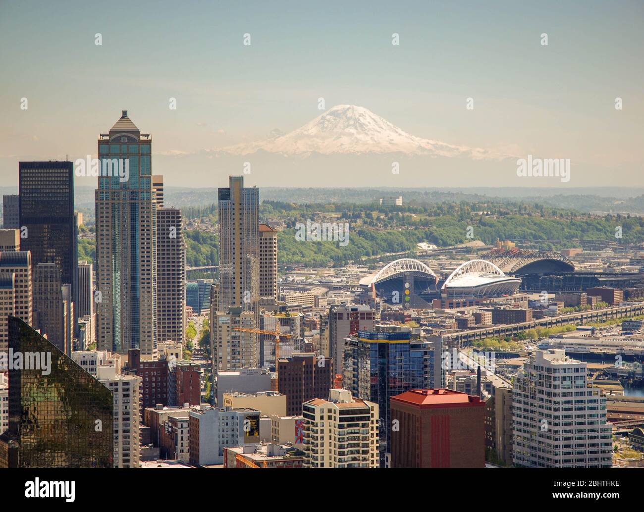 SEATTLE, WASHINGTON STATE, USA - MAI 2007: Downtown Seattle von der Aussichtsplattform der Space Needle mit Mount Rainier in der Ferne gesehen Stockfoto