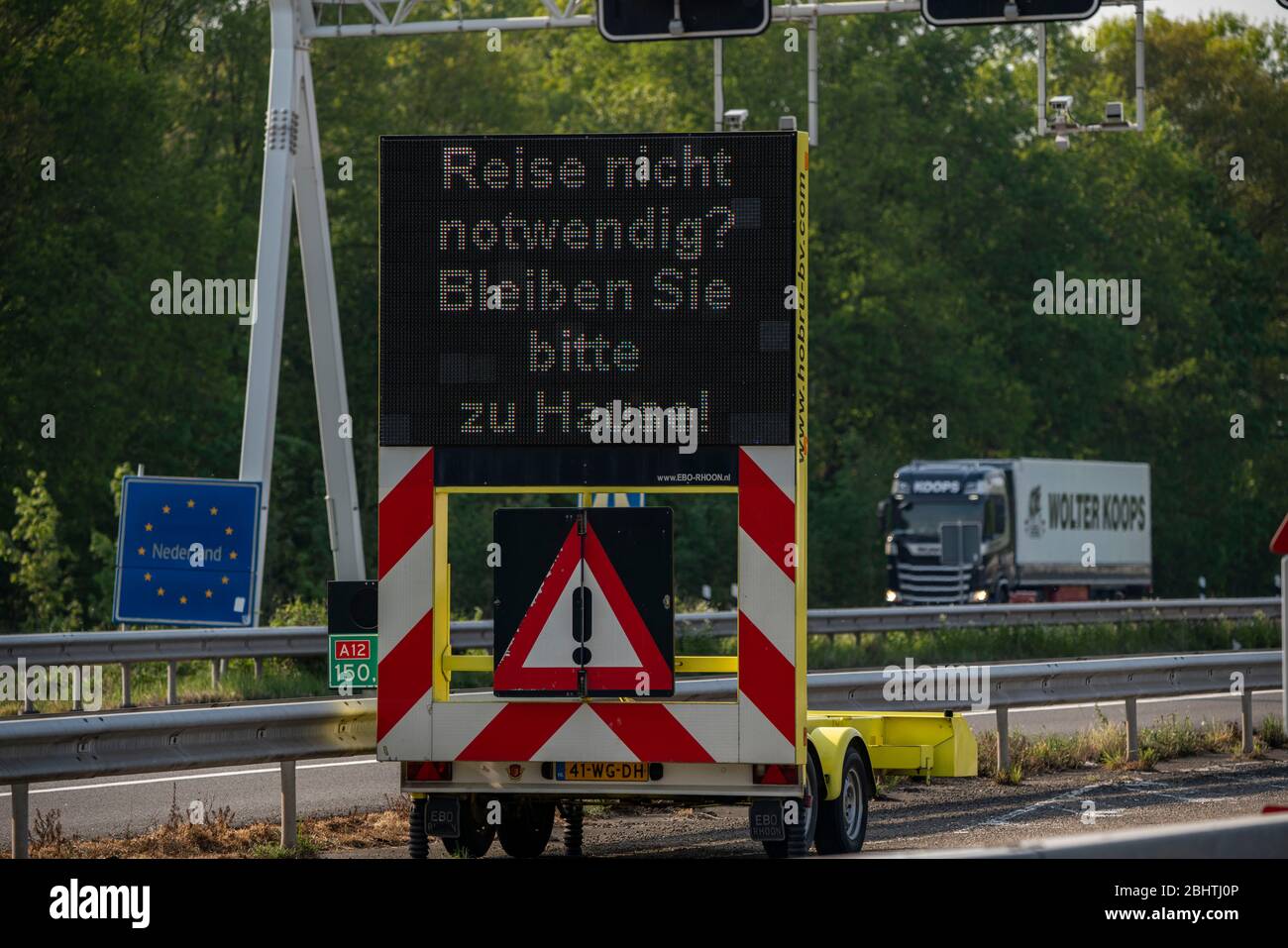 Deutsch-Niederländische Grenze bei Emmerich-Elten, Autobahn A3, Signalboard bittet Reisende, nur notwendige Reisen in die Niederlande zu machen, Auswirkungen des coron Stockfoto