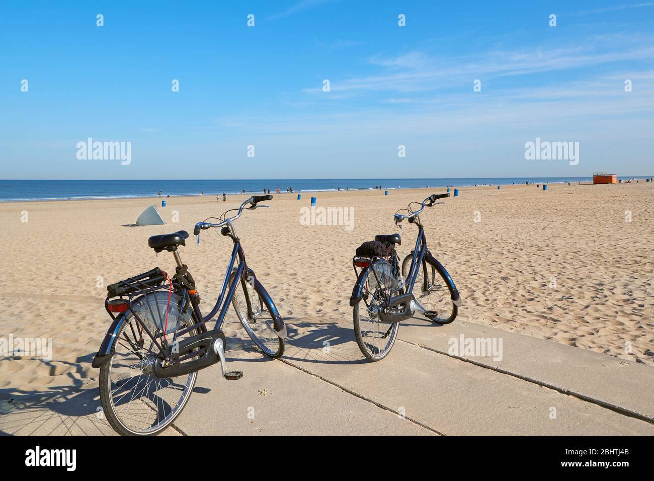 Fahrräder am Strand in den Niederlanden Stockfoto
