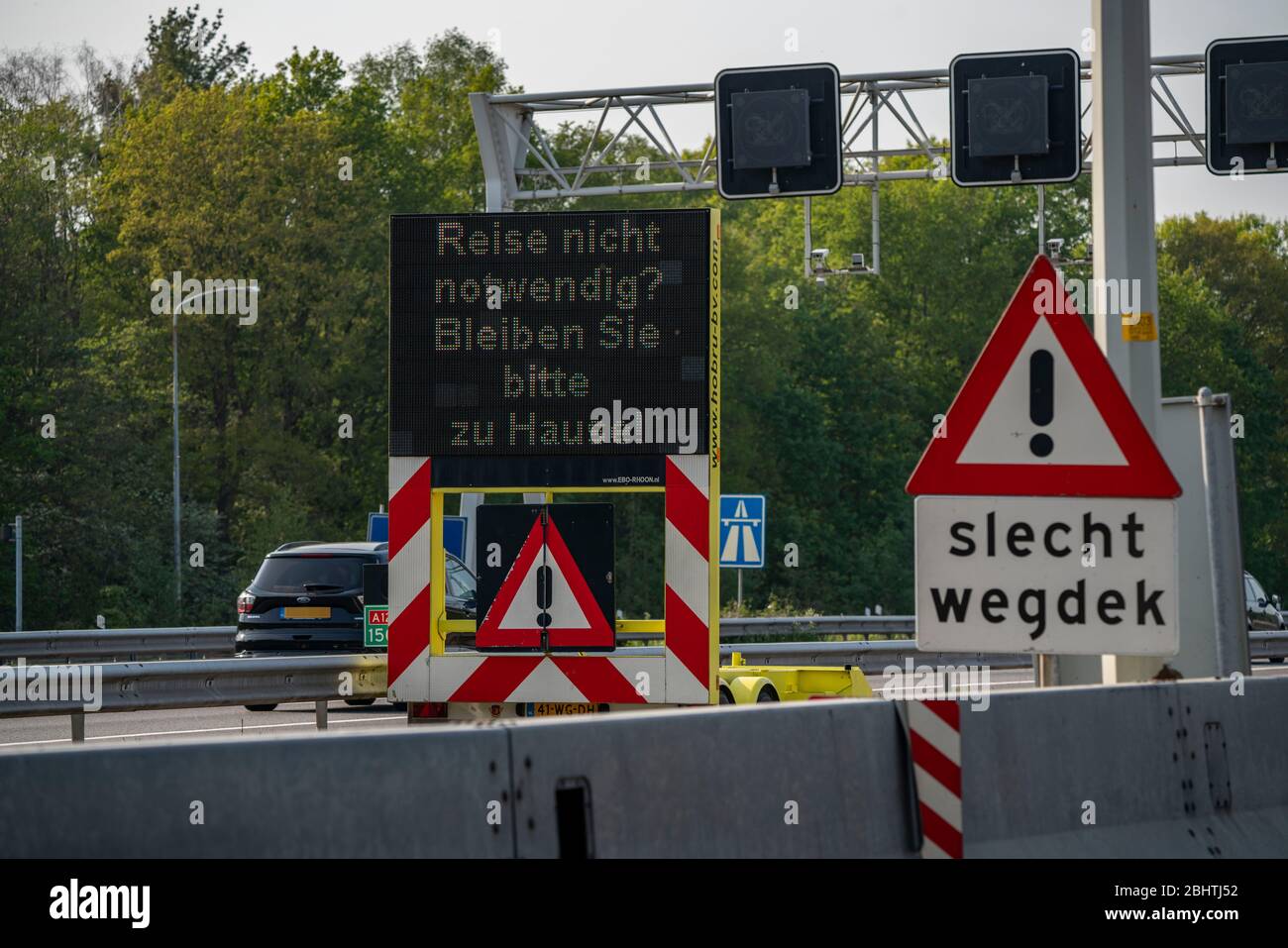 Deutsch-Niederländische Grenze bei Emmerich-Elten, Autobahn A3, Signalboard bittet Reisende, nur notwendige Reisen in die Niederlande zu machen, Auswirkungen des coron Stockfoto