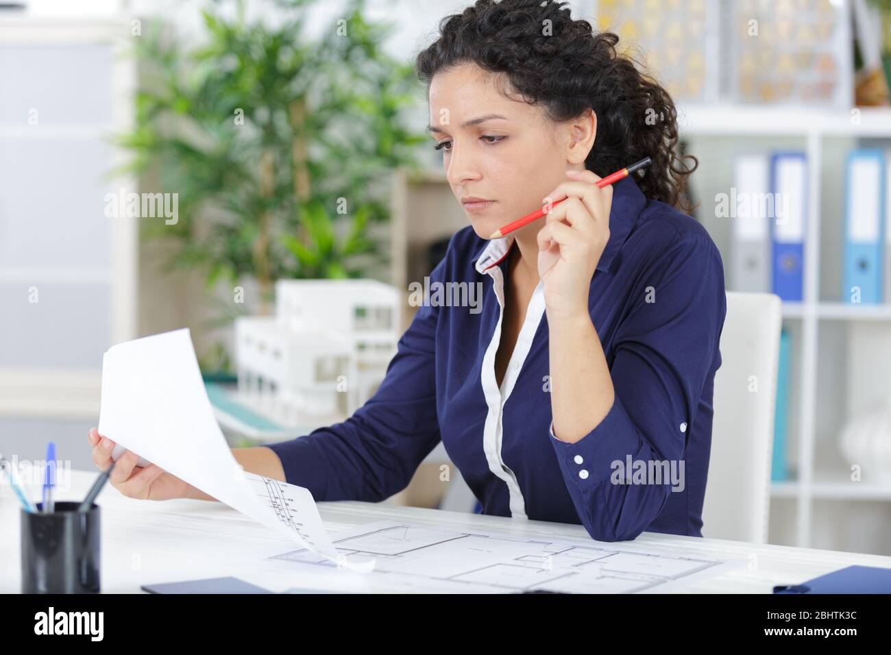 Architekt Frau arbeiten am Zeichentisch Stockfoto