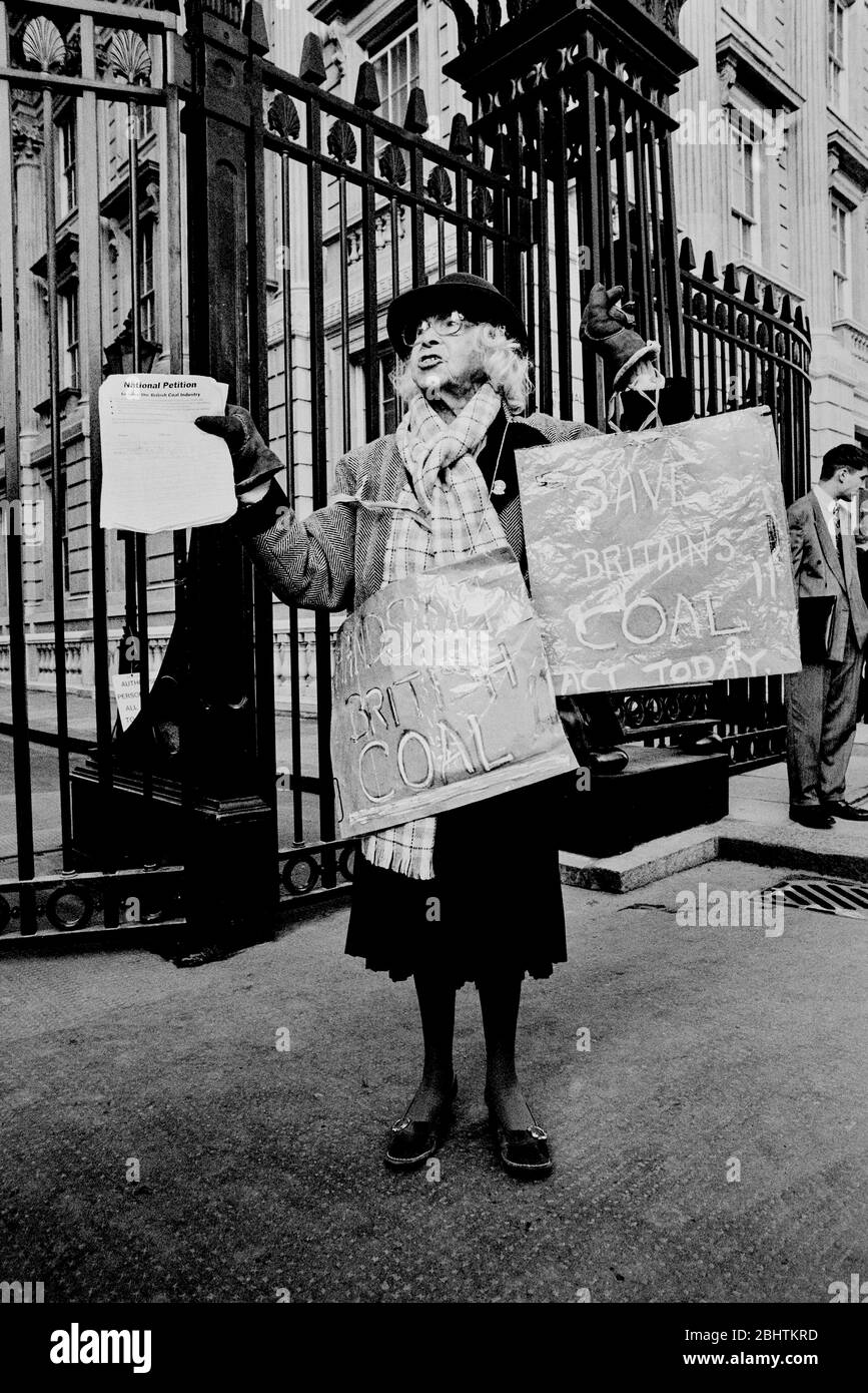 Ein Protestler in Whitehall mit Save Britain's Coal Placard, als Politiker die Labor Coal Petition an Downing Street im Jahr 1992 überreichen Stockfoto