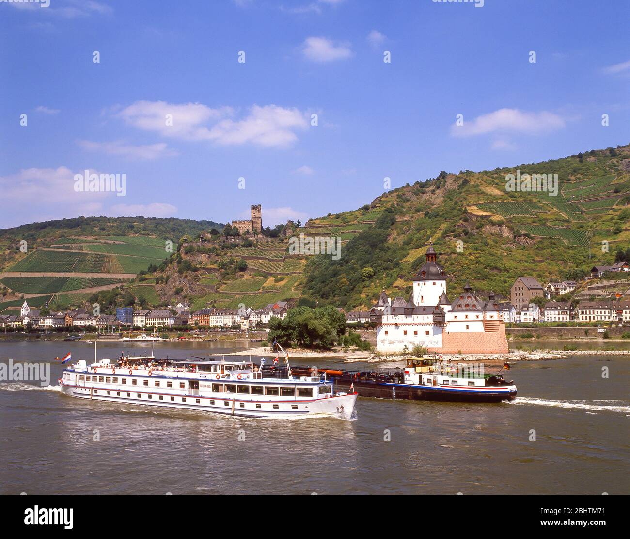 Flussboote am Pfalzgrafenstein Schloss am Rhein, Kaub, Rheinland-Pfalz, Bundesrepublik Deutschland Stockfoto