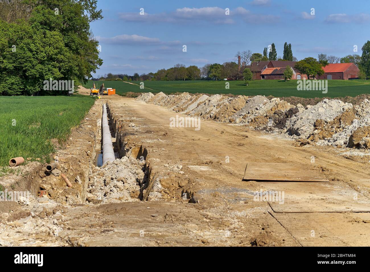 Verlegung von Rohren auf einer Baustelle Stockfoto