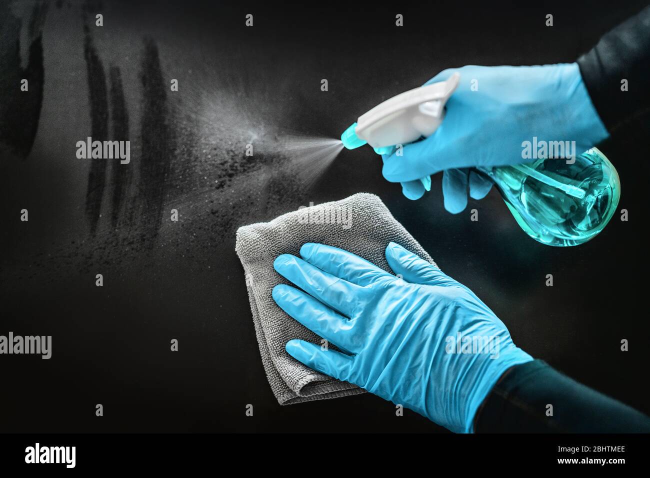 Oberflächenreinigung Desinfektion zu Hause mit desinfizierenden antibakteriellen Wischtüchern Schutz gegen COVID-19 Verbreitung mit medizinischen blauen Handschuhen. Desinfizieren Sie Oberflächen Prävention in Krankenhäusern und öffentlichen Räumen. Stockfoto