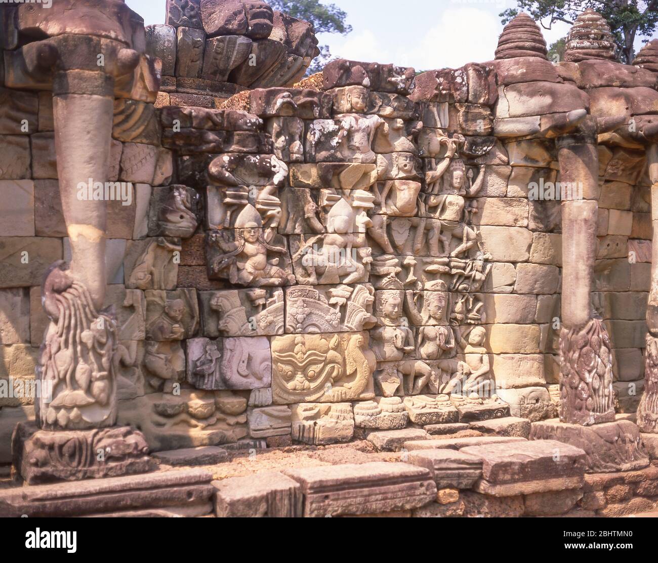 Bas-Relief Schnitzereien auf Terrasse der Elefanten, Angkor Thom, Siem Reap, Königreich Kambodscha Stockfoto