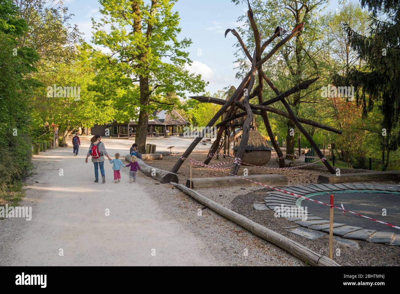 Ljubljana, Slowenien - 27. April 2020: Der ZOO von Ljubljana wurde zum ersten Mal eröffnet, nachdem die Einschränkungen des Coronavirus im märz begannen. Stockfoto