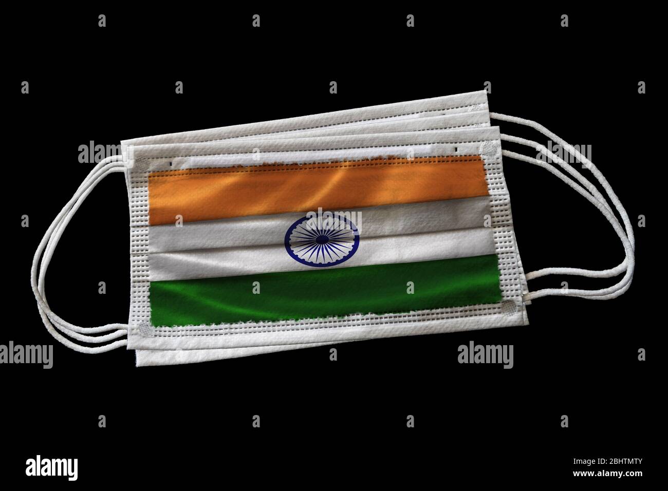 Chirurgische Gesichtsmasken mit Indien Flagge gedruckt. Isoliert auf schwarzem Hintergrund. Konzept der Gesichtsmaske Verwendung in der indischen Bemühungen, Covid-19 coronavi zu bekämpfen Stockfoto