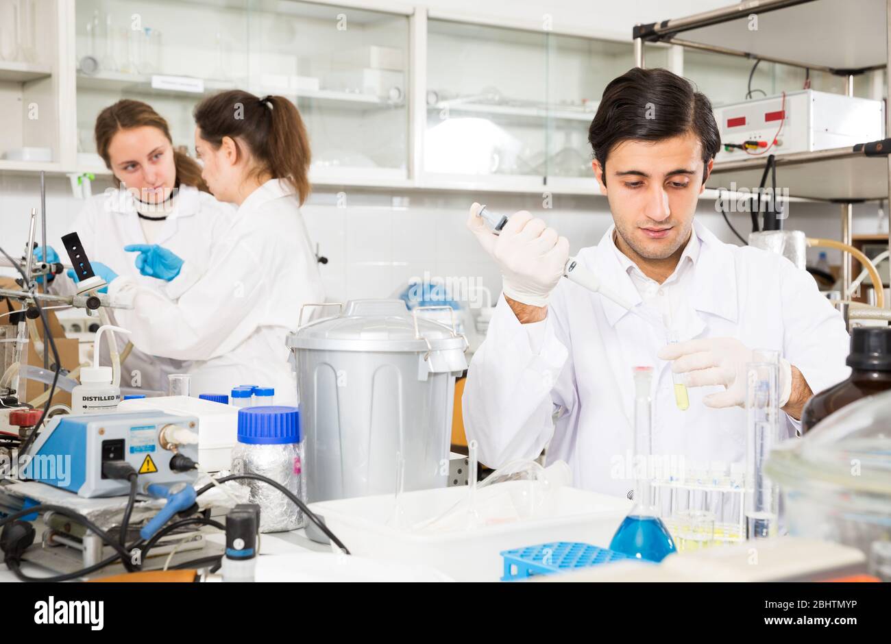 Professionelle Chemiker im Labor arbeiten, mischen Reagenzien im Reagenzglas mit lab Pipette Stockfoto